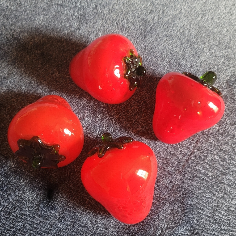 VTG- glass strawberries set of 4!beautiful texture and detail on these!!!